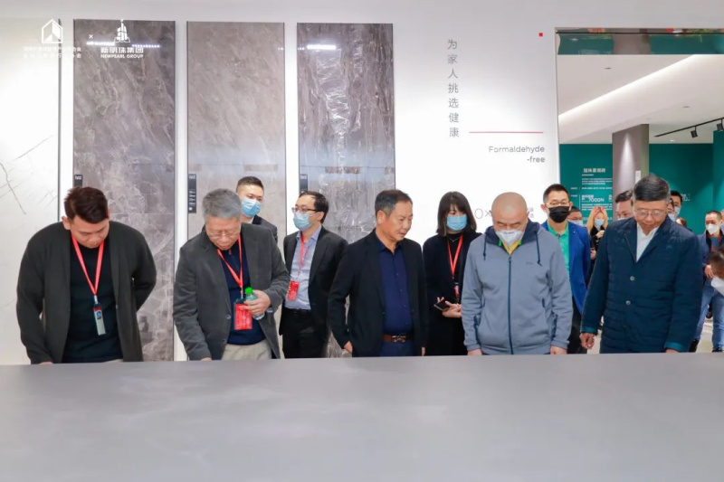 叶董为高会长、潘会长一行介绍冠珠瓷砖系列产品.jpg